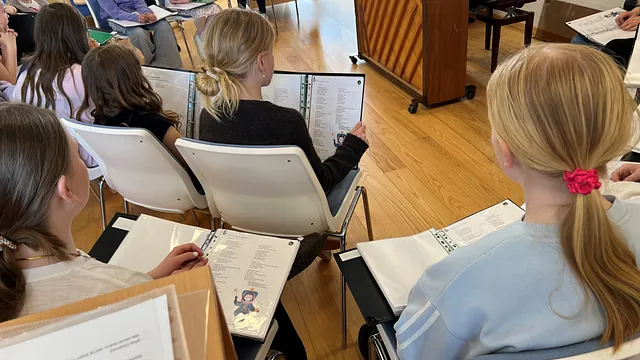 Børnekoret øver - set bagfra
